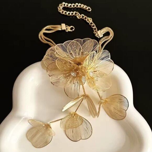 Zara Kate Middleton Famous Cascading Floral Necklace - Picture 5 of 16